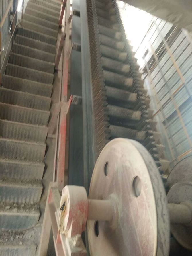 傾角輸送機展示圖.jpg 傾角輸送機展示圖.jpg